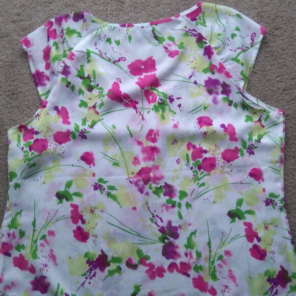 Reitmans Floral Blouse, Size Large, 100 % Polyester, Cap Sleeves, like new. - Picture 2 of 3